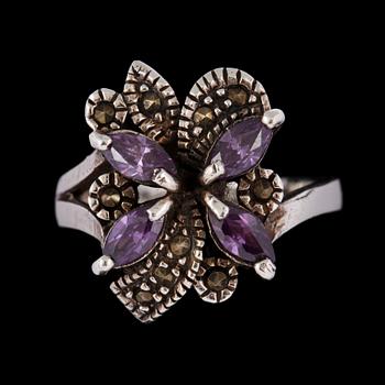 RING, silver med markasiter och troligtvis fasettslipade ametister. Vikt 6 g.