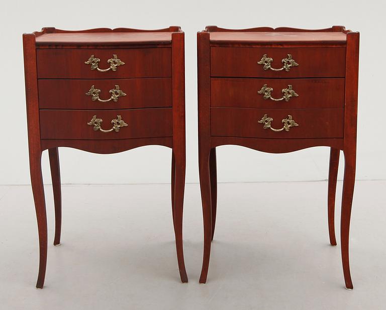 SÄNGBORD, 1 par, rokokostil, 1900-talets andra hälft.