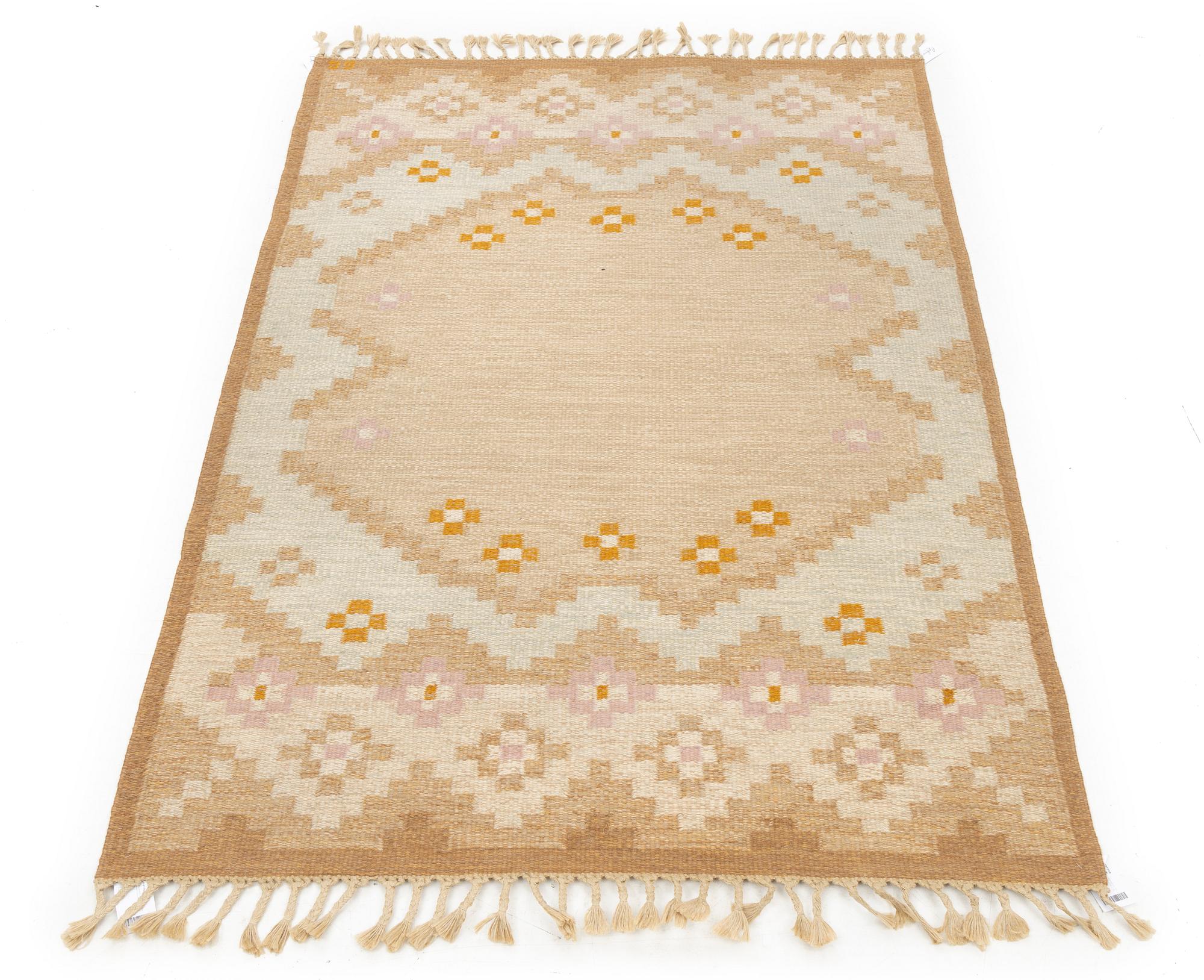 A flat weave rug, signed GG, Gitt Grännsjö-Carlsson, c. 205 x 138 cm.