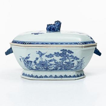 A blue and white export porcelain tureen with cover, and an oval serving dish, China, Qianlong and Jiaqing.
