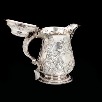 DRYCKESKANNA, silver, London, 1765-66. 848 g.