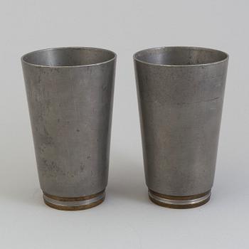 BÄGARE, två stycken, Firma Svenskt Tenn, senare dekorerade med kartuschplåtar, daterade 1930.