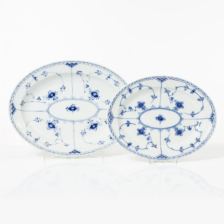 Royal Copenhagen, Service 82 pieces, Musselmalet, half lace.