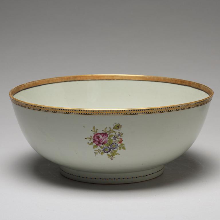 A pair of famille rose punch bowls, Qing dynasty, 18th Century.