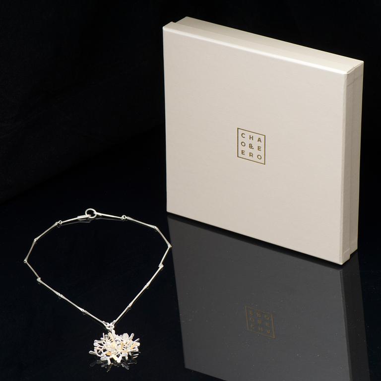 CHAO-HSIEN KUO, RIIPUS,  "Flying seeds / raindrop pendant", hopeaa, keum-boo 24K kultafolio, vuorikide, 2015.