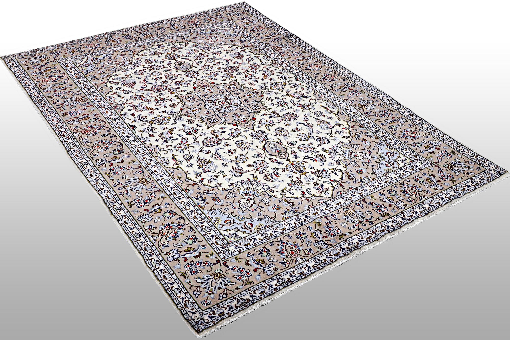 A carpet, Kashan, ca 291 x 203 cm.