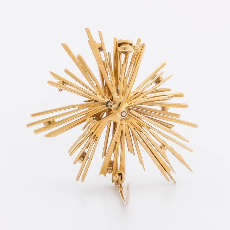 BROSCH, 18K guld, 3 briljanter ca 0,10 ct totalt, 3 smaragder, 3  rubiner och 3 safirer.