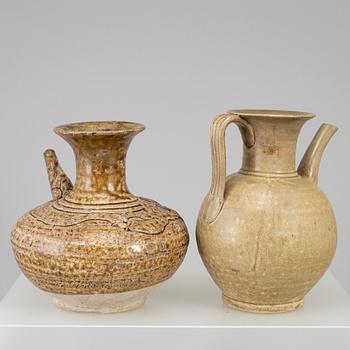 KENDI, två stycken, lergods. Thailand, 1500-tal.