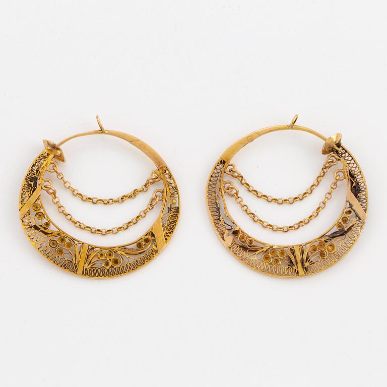 A pair of 18K gold earrings, 19th century.