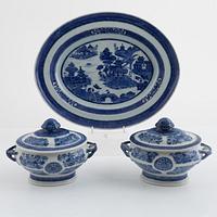 A pair of Chinese blue and white export porcelain small tureens with covers and a deep dish, Qing dynasty, Jiaqing.