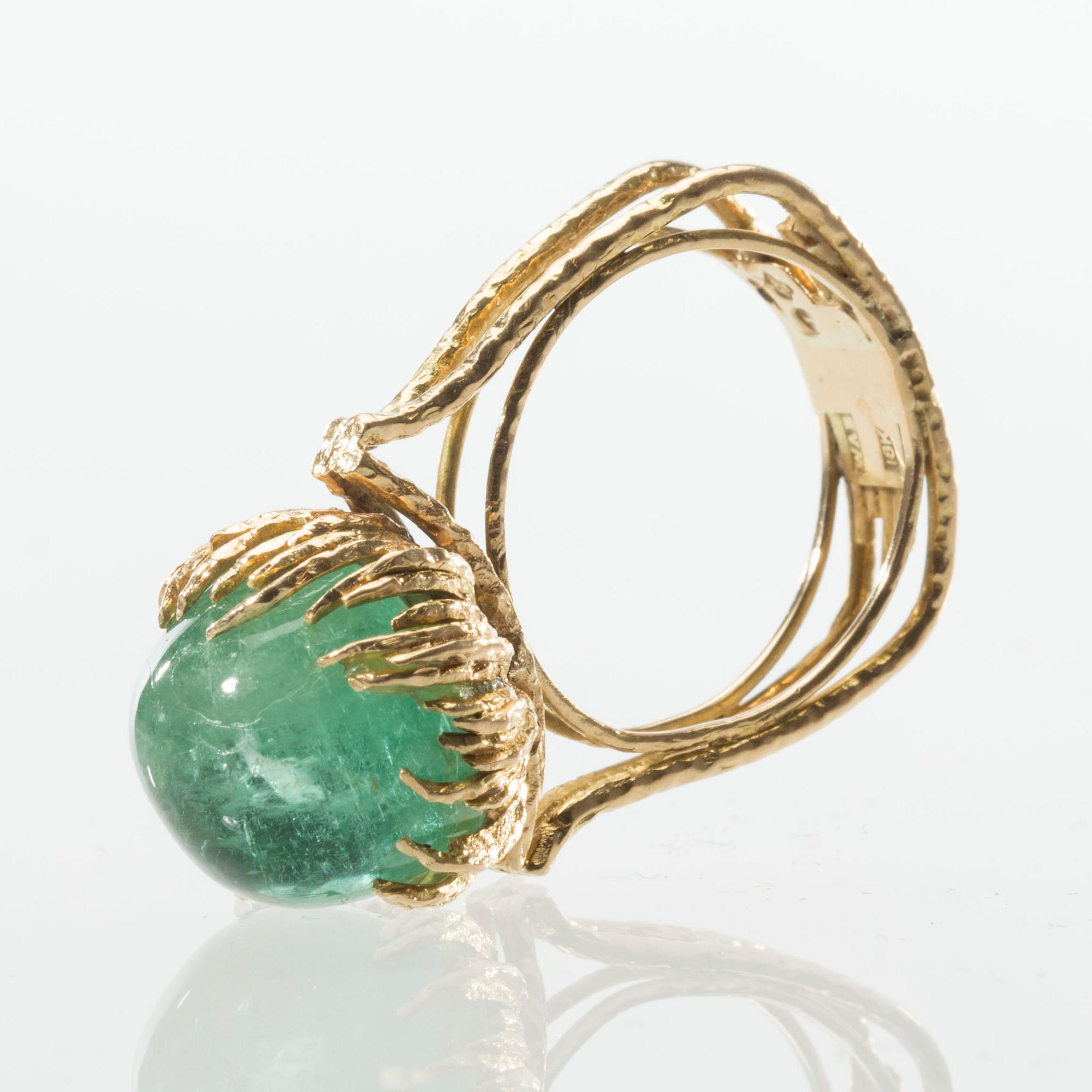 RING, 18 k guld med smaragd ca 7.00 ct. W A Bolin, Stockholm. Vikt ca 11 g.