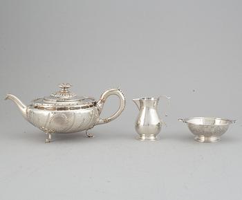 An English 19th / 20th century silver tea-pot, creamer and bowl, silver, England.