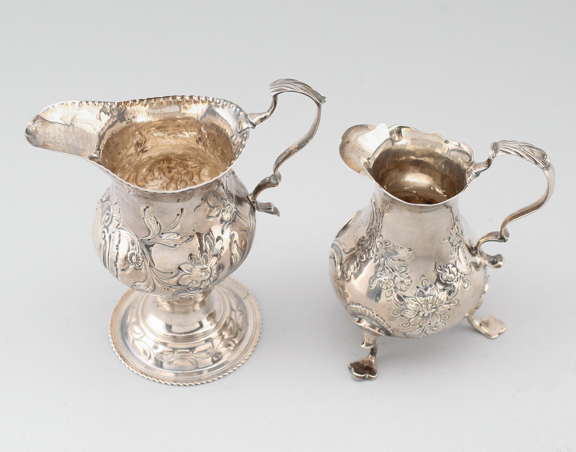GRÄDDKANNOR, 2 st, silver, England, 1700-tal. Total vikt ca 156 g.