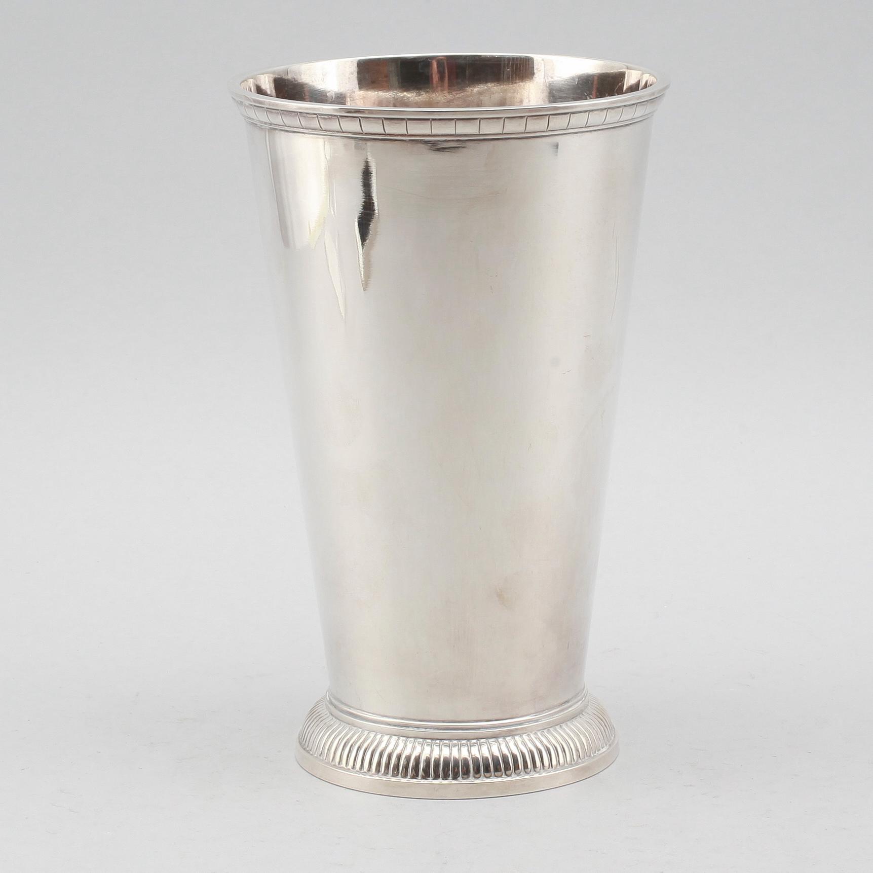 VAS/BÄGARE, silver, R & C, Stockholm 1939. Vikt ca 660 gram.