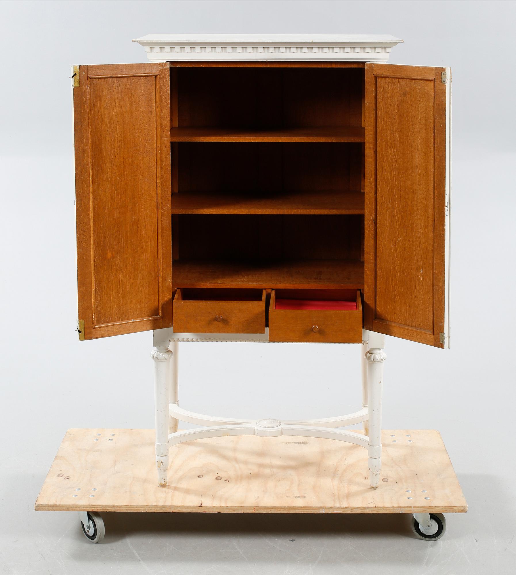 SKÅP, gustaviansk stil, E. Östman & Son Möbeltillverkning, Skövde, 1900-talets första hälft.