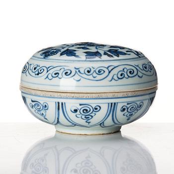 A blue and white ming style box with cover, Qing dynasty, Yongzheng (1723-35).