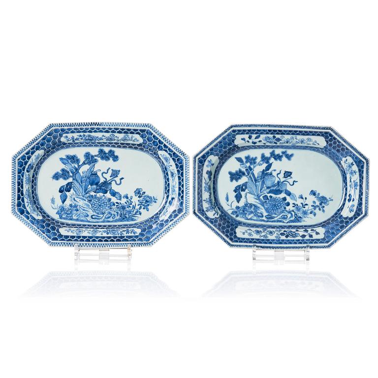 A pair of blue and white serving dishes. Qing dynasty, Qianlong (1736-95).