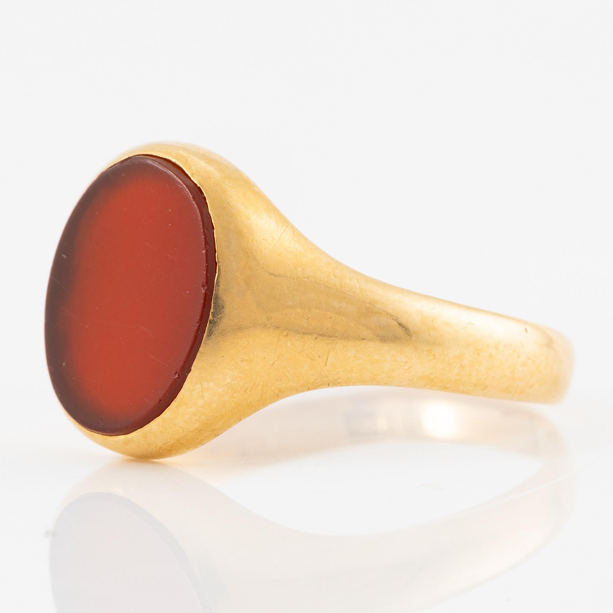Ring, signet ring, 18K gold with carnelian.