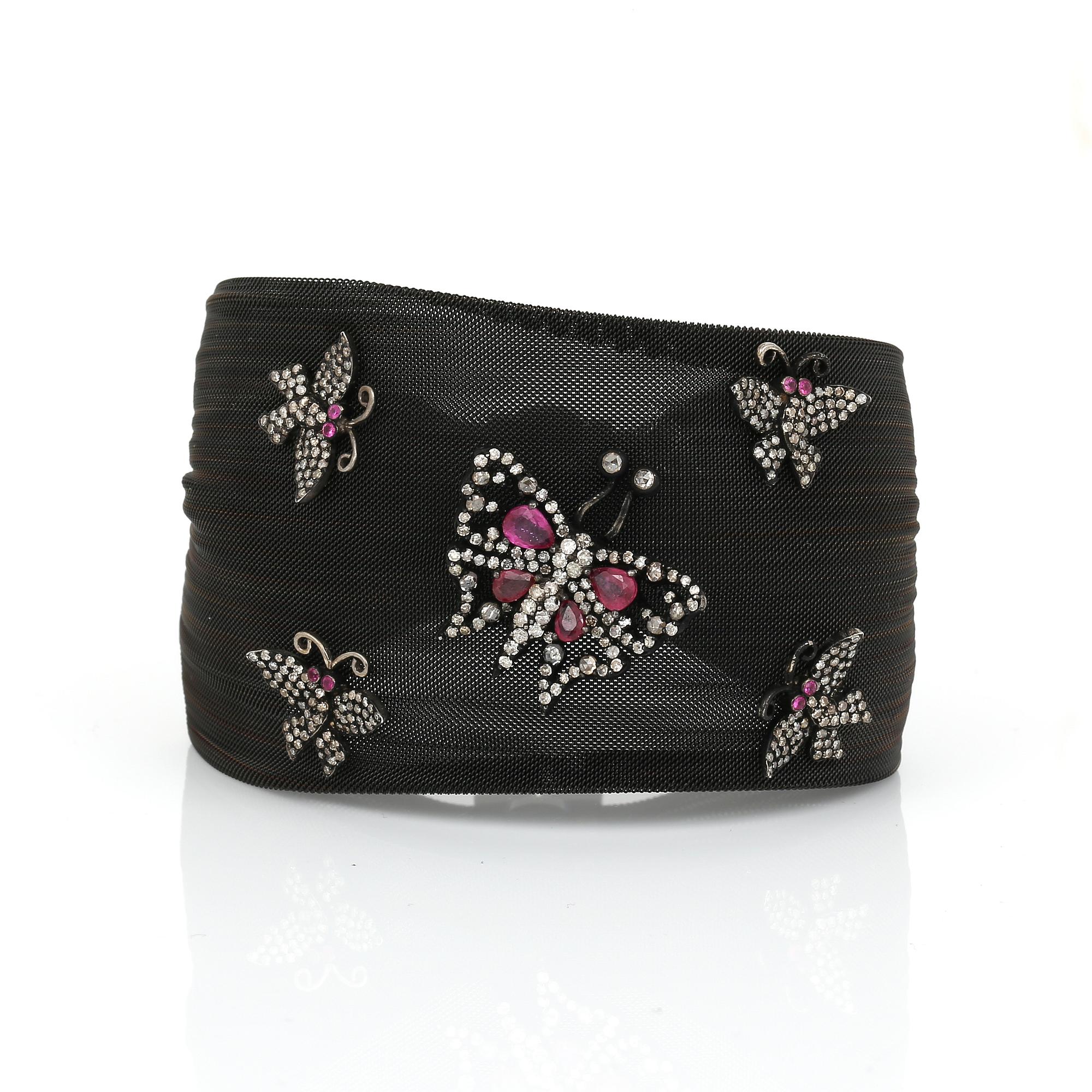 ARMBAND, rostfritt svart stål, rubiner och små diamanter.