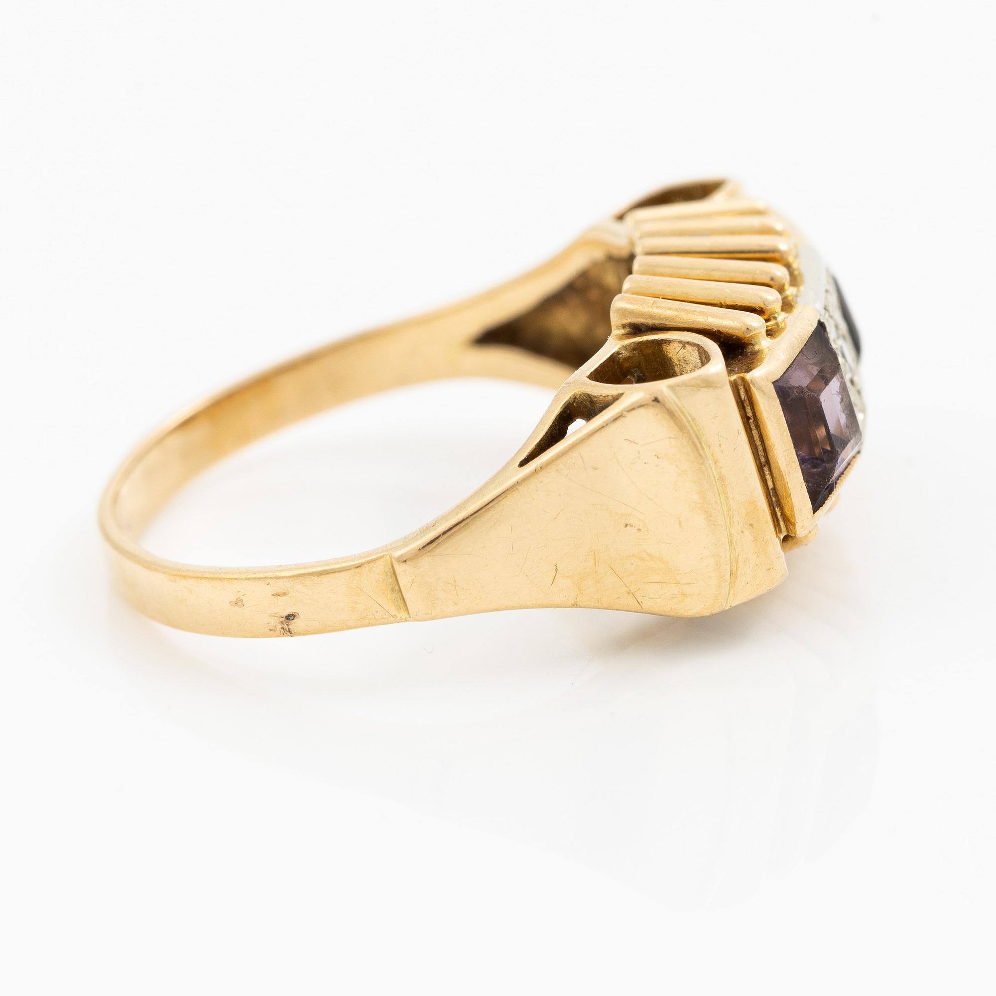 Ring in 18K gold set with an octagon-cut diamond and purple stones.