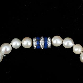COLLIER, 2 delar, odlade saltvattenspärlor, lås 18k vitguld och lapis lazuli och briljantslipade diamanter tot ca0,68ct.
