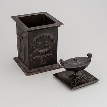 TOBAKSBURK, gjutjärn. Hällefors bruk, daterad 1827.