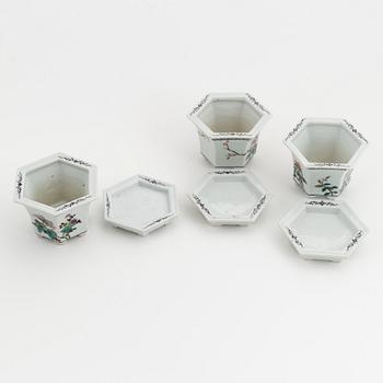Three Chinese republic style porcelain flower pots with stand, 20th Century.