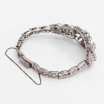 An 18K white gold bracelet with brilliant-, single- and baguette-cut diamonds.