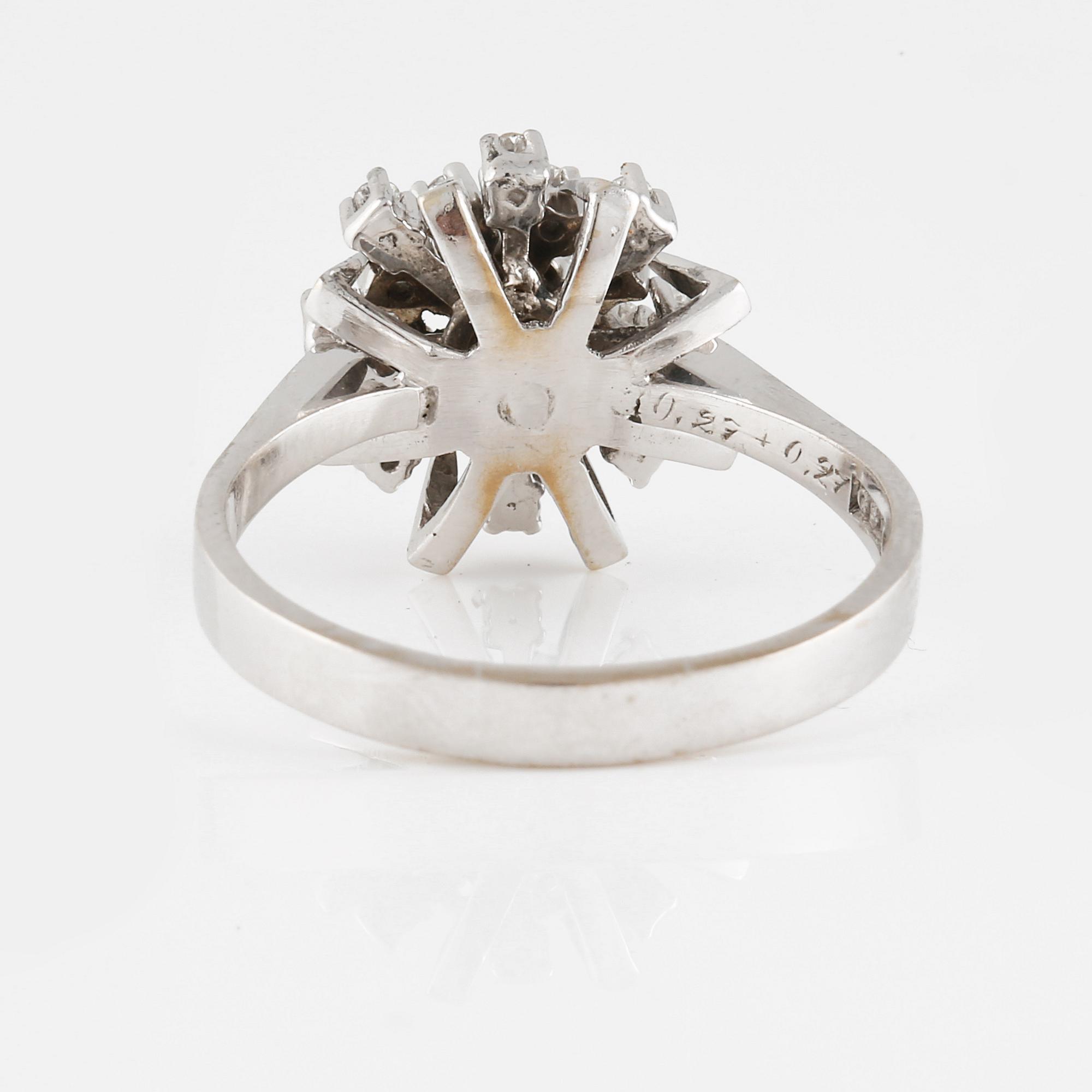RING, 18K vitguld med  17 briljantslipade diamanter 0.54 ct, Ahlen & Samuelson, Stockholm, 1973. Vikt 6,8 gram.