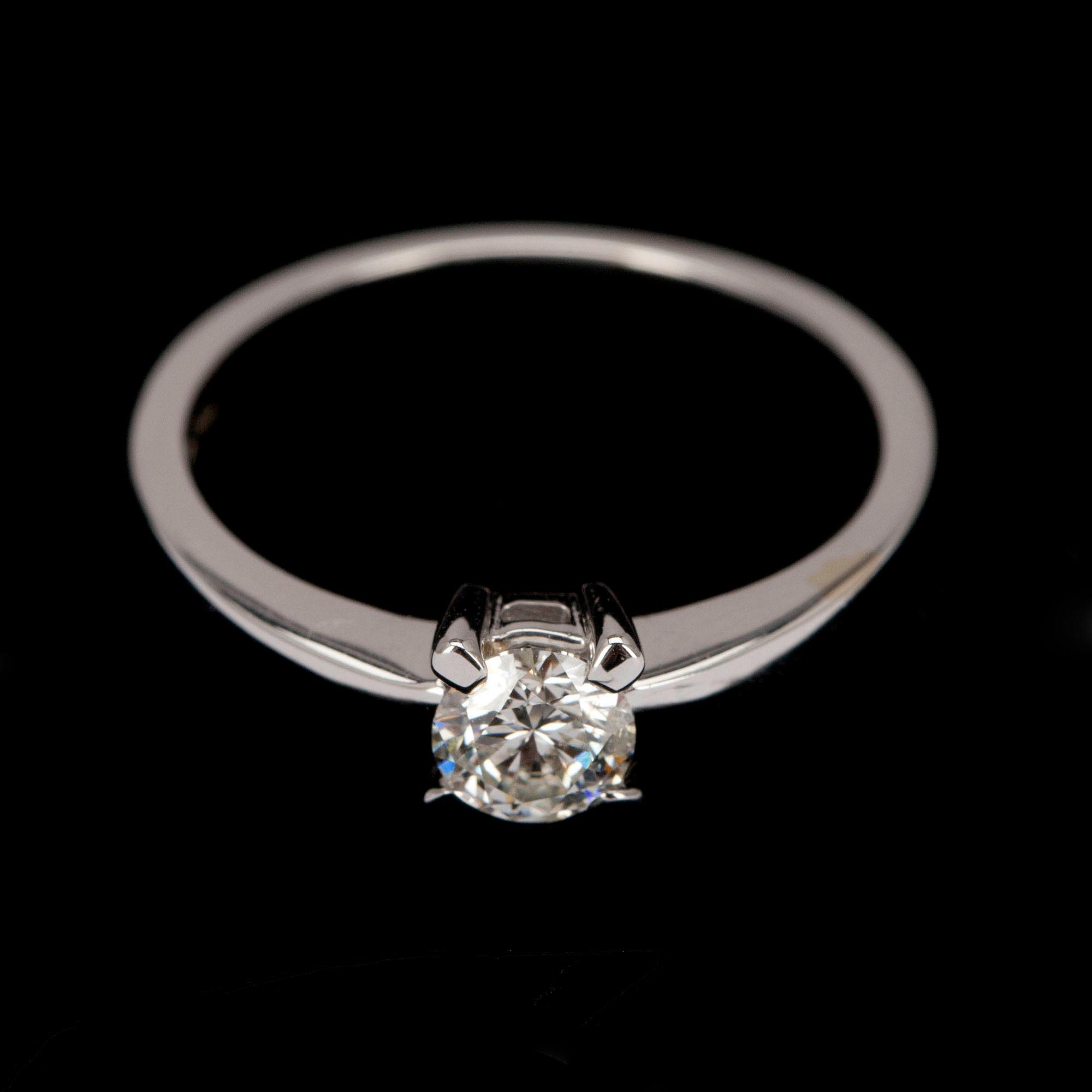 RING, vitguld 18K, briljantslipad diamant 0,45 ct. Vikt 3,5 g. Intyg.