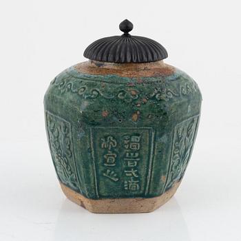A porcelain jar, China, 20th century.
