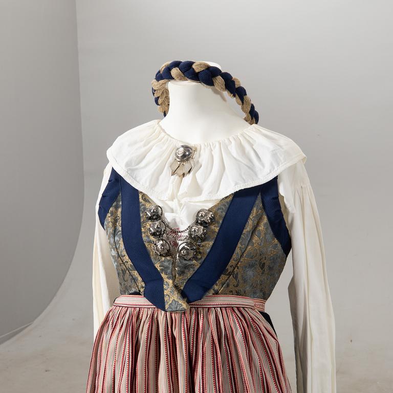 Häradsdräkt, Torna härad, Charlotte Weibull daterad 1986.