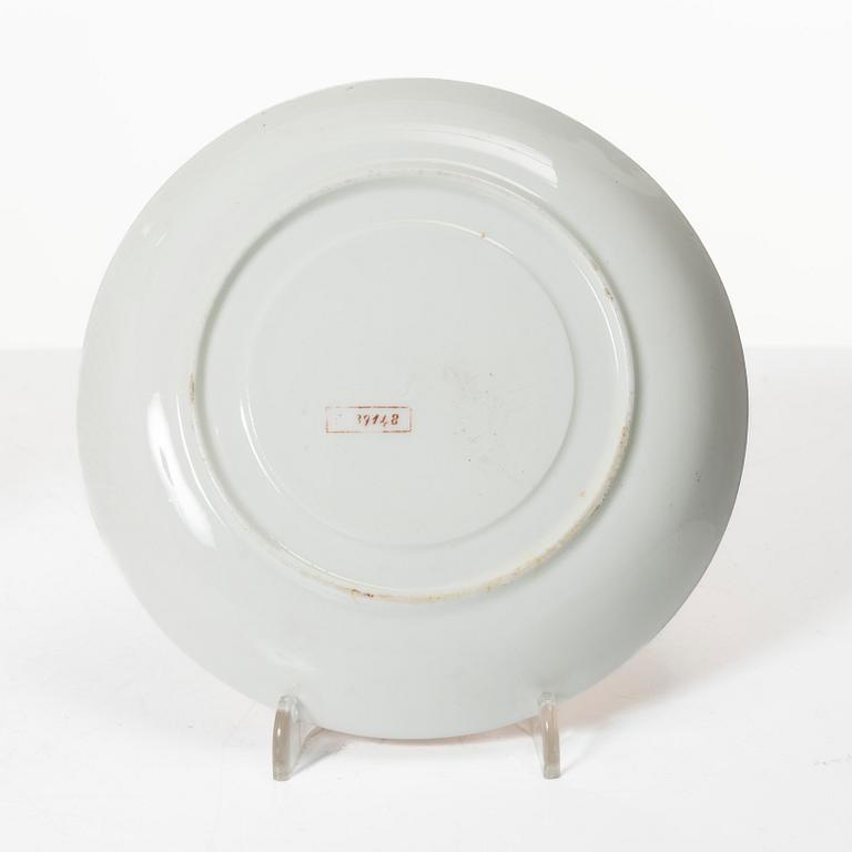 Tekoppar med fat, porslin, 19 st, troligtvis England, omkring år 1900.