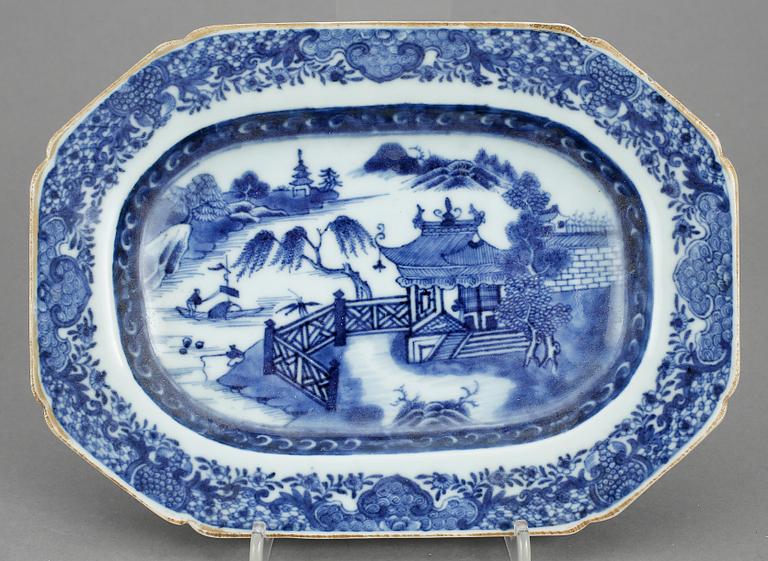 SMÖRTERRIN på FAT, porslin, Kina, Qianlong, (1736-95).