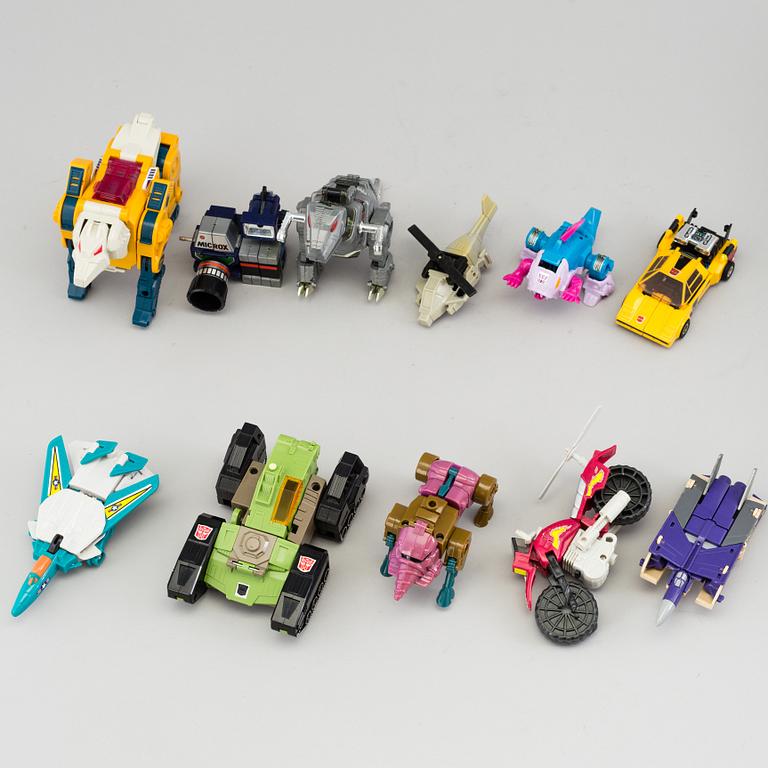 A lot of 45 Transformers robots from Hasbro 1980/90s.