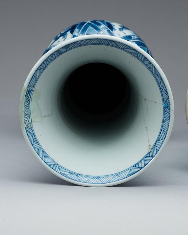 PRAKTVASER, ett par, porslin. Qing dynastin, Kangxi (1662-1722).