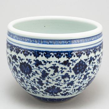 A blue and white pot and vase, Qing dynasty, late 19th century.