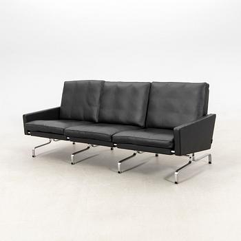 Poul Kjaerholm, soffa "PK 31-3" för Fritz Hansen Danmark 2022.