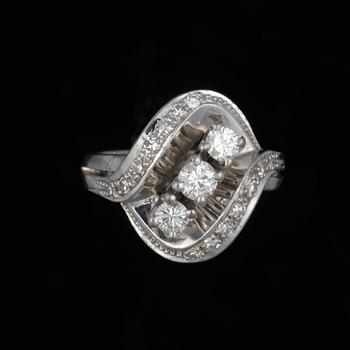 RING, 18K vitguld, diamanter. Oskar Lindroos, Helsingfors. Vikt ca 8,6 g.