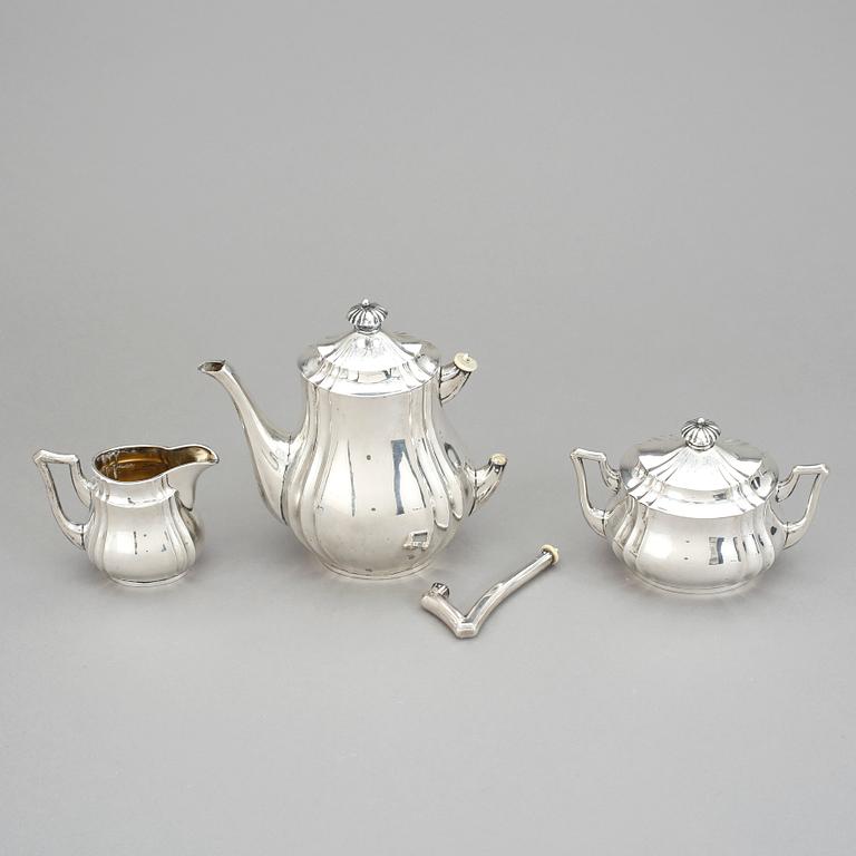 KAFFESERVIS, 3 delar, silver, importstämplar CG Hallberg, Stockholm, 1916, 1918 och 1919. Vikt ca 1015 gram.