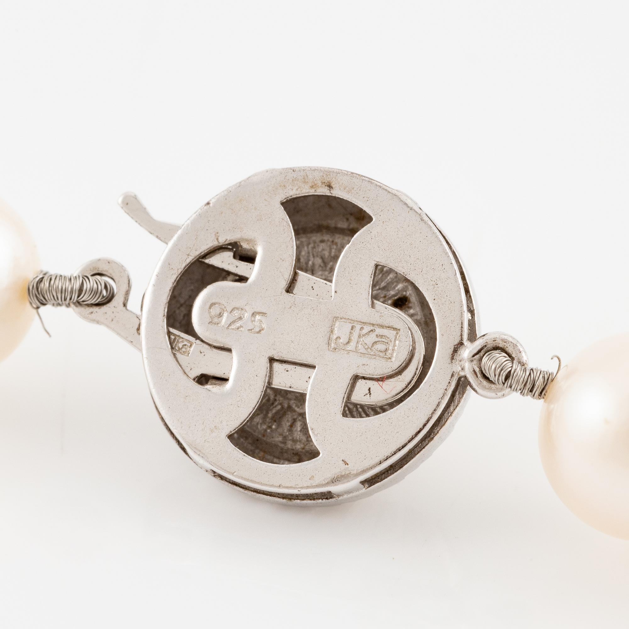 Necklace, with graduated cultured pearls.