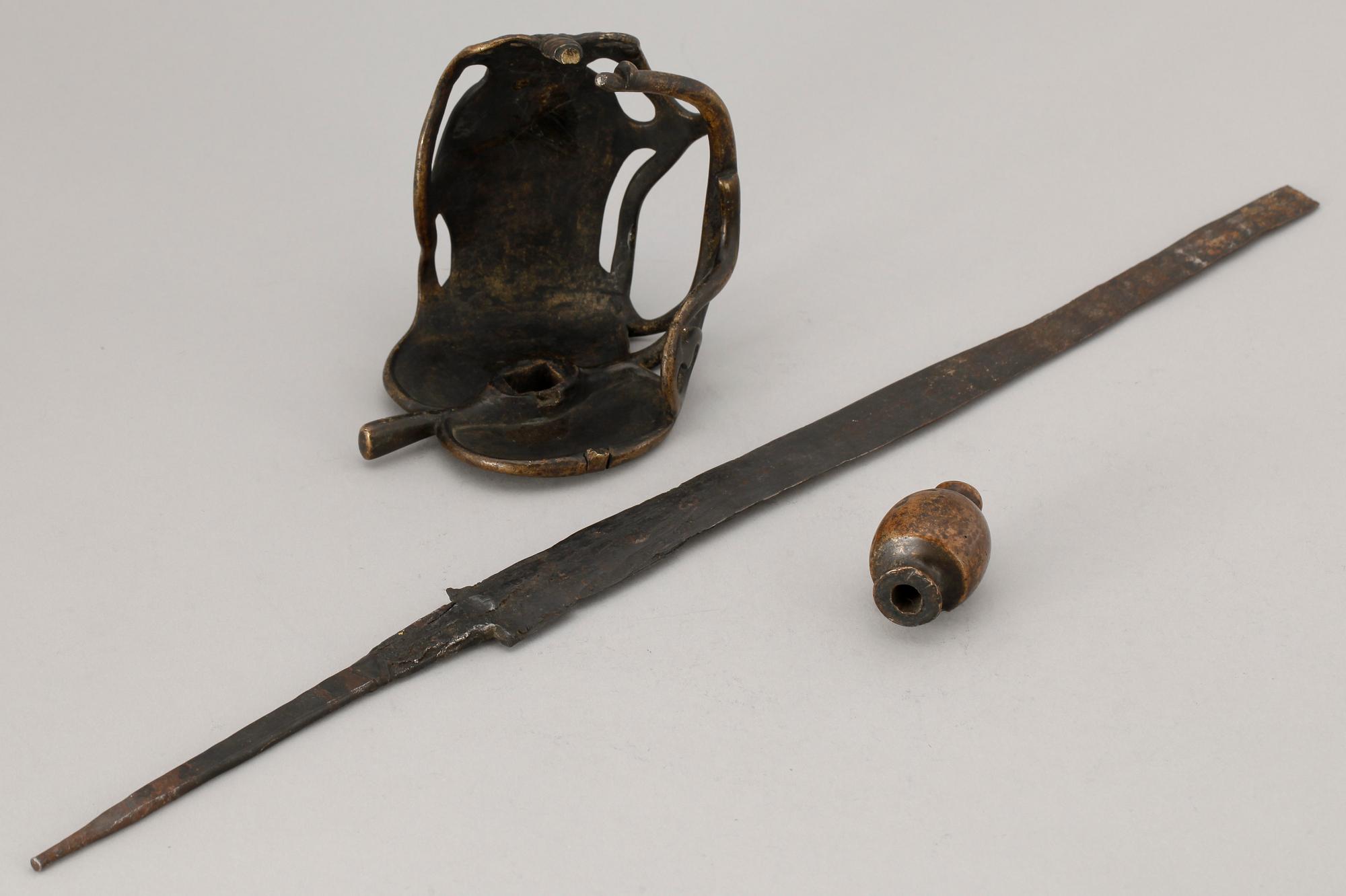 DELAR TILL VÄRJA, mässing och järn, 3 st, 1700-tal.