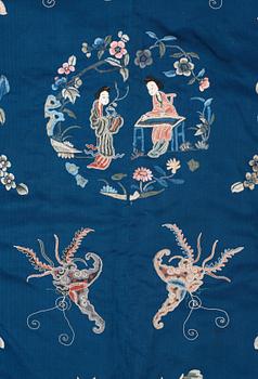 A CHINESE ROBE, silk. Height 137,5 cm. Around 1900.