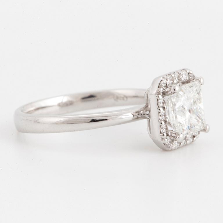 RING, med prinsesslipad diamant 1,50 ct, certifikat IGI.