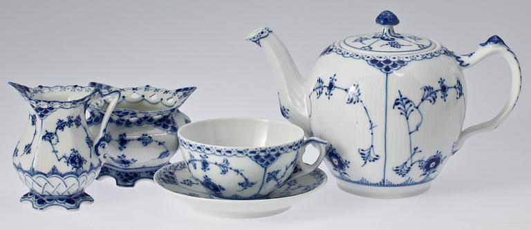 KAFFE- OCH TESERVIS, 60 delar, porslin. "Musselmalet" Royal Copenhagen, Danmark.