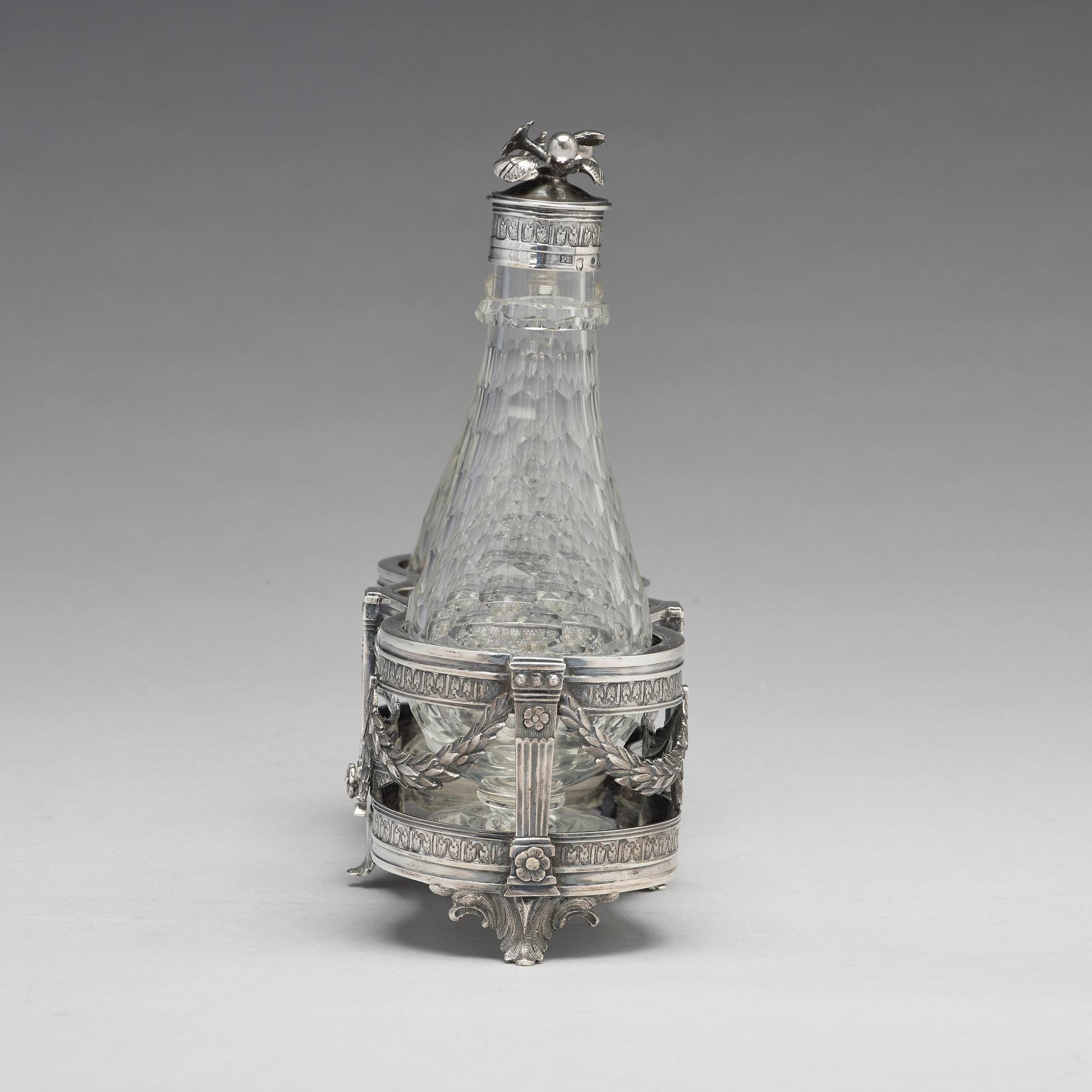 Petter Eneroth, bordssurtout för två flaskor, silver, Stockholm 1780. Gustaviansk.