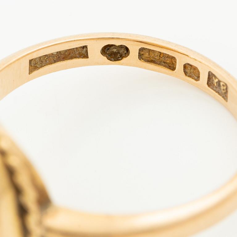 Ring 18K gold with a shell cameo.