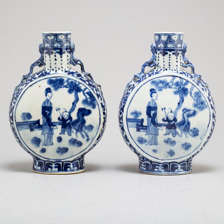 Two blue and white porcelain moon flask, Qing dynasty, Guangxu (1875-1908).