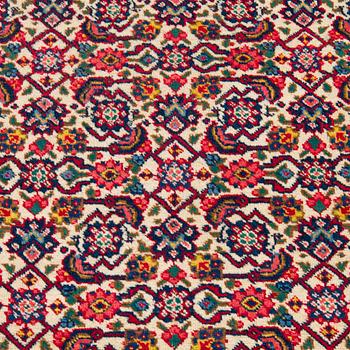 An old/semiantique Täbriz rug, 281 x 198 cm.