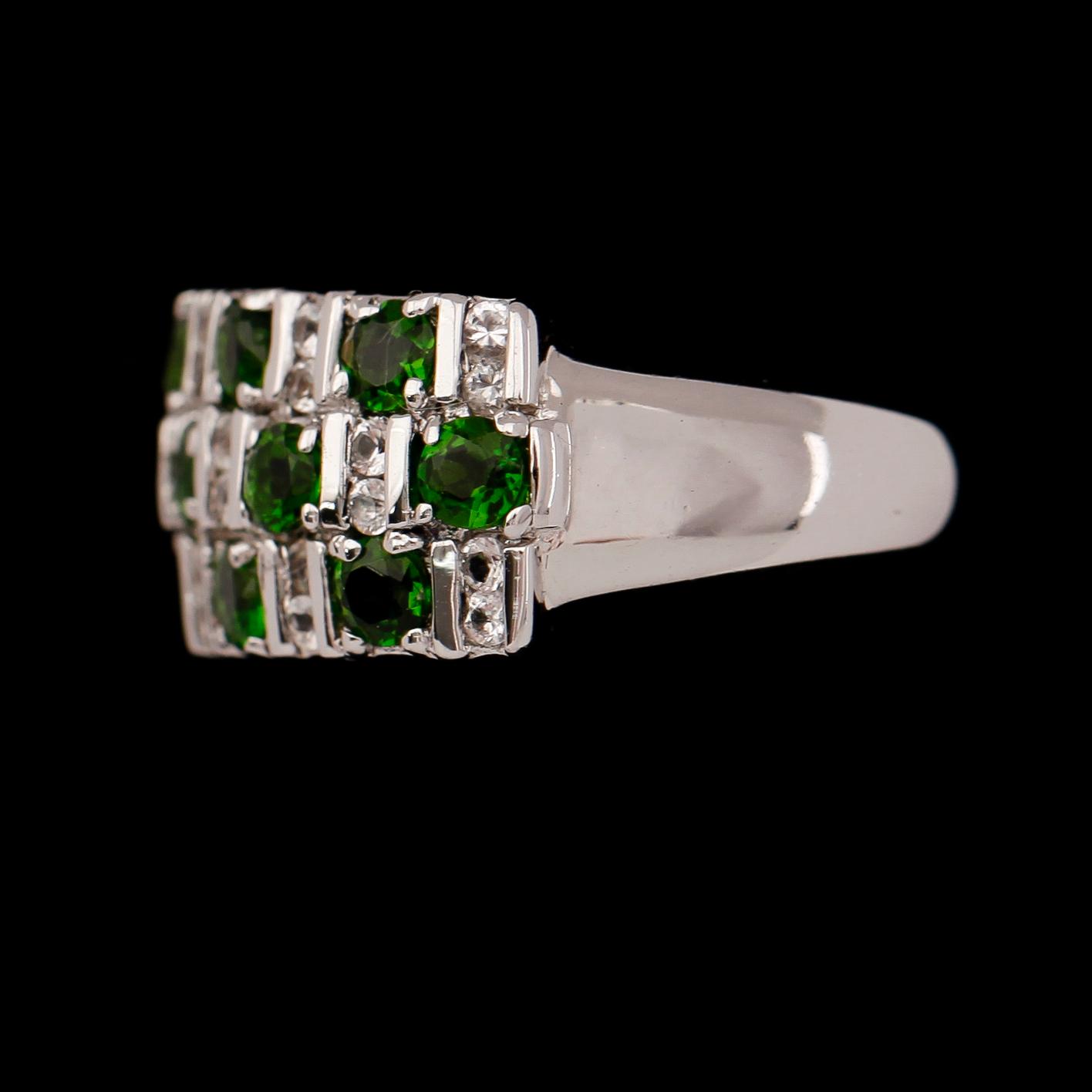 RING, sterlingsilver, vita topaser tot ca 0.33 ct, gröna stenar.